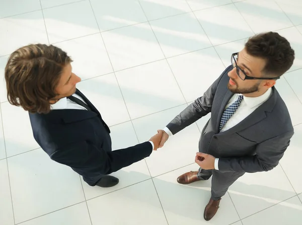 Negocios apretón de manos y conceptos de gente de negocios. — Foto de Stock