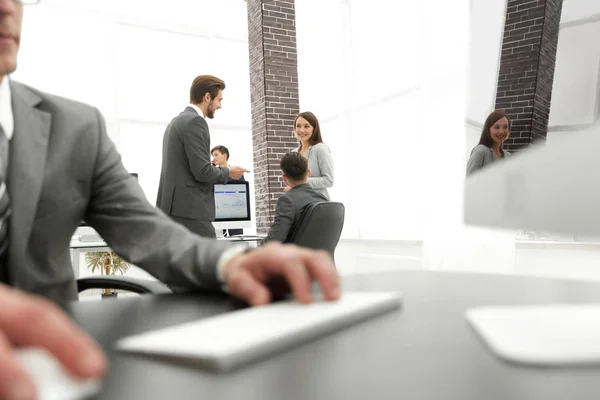 Homem de negócios profissional elegante que trabalha no computador — Fotografia de Stock