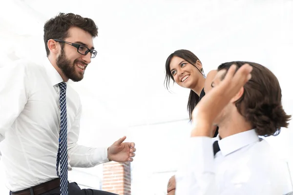 Geschäftskollegen geben sich gegenseitig die hohe Fünf. — Stockfoto