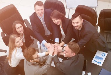 iş takım birlikte masada sıktı elleri ile