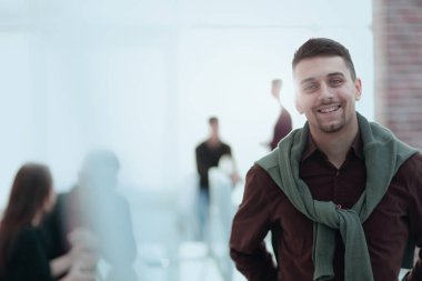 office arka plan üzerinde yaratıcı iş adamı