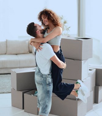 Çift, kutularının arka plan karşı sarılma