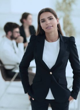 Yakın çekim. Kendine güvenen genç bir iş kadını.