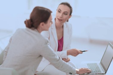 dizüstü bilgisayarda çalışan iki kadın tasarımcılar