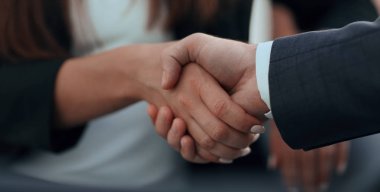 İş el sıkışma, tebrikler veya ortaklık kavramı.