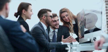 çalışanların mali çizelgeleri tartışıyor