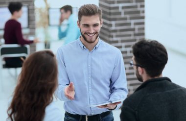 Takım toplantısı yaratıcı ofiste..