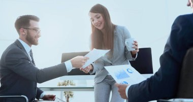 mali belgeleri tartışırken iş takım.