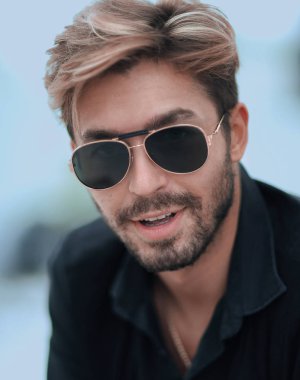 Cep telefonu kullaranarak parkta oturan işadamı