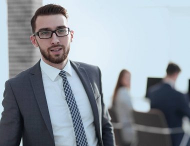 Ofisin arka planında başarılı bir işadamı