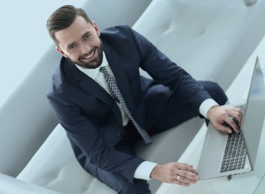 Ofiste dizüstü bilgisayar üzerinde çalışan işadamı Üstten Görünüm