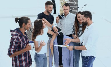 tasarımcılar yeni erkek giyim modelleri ile çalışma