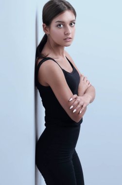 duvara yaslanmış modern genç kadın