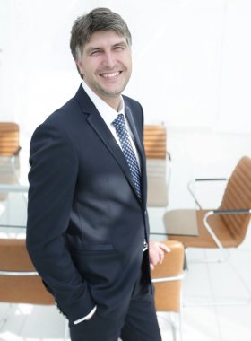 işadamı bir boş ofis zemin üzerine