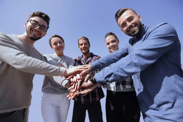 Concept de travail d'équipe. gens d'affaires ont uni les mains — Photo