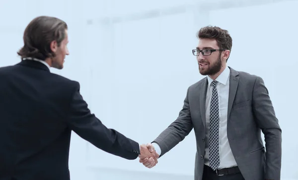 Välkommen och handslag av affärspartners — Stockfoto
