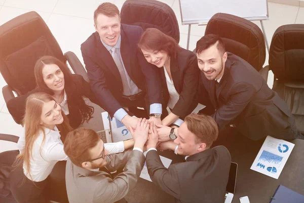 iş takım birlikte masada sıktı elleri ile