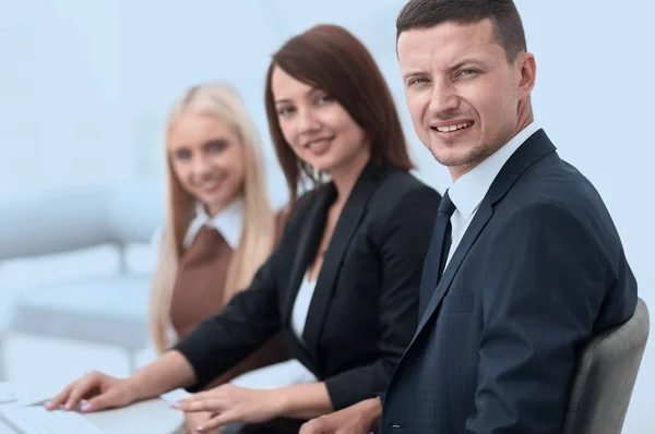 Nahaufnahme von Geschäftsleuten, die bei einem Meeting im Konferenzraum sitzen. — Stockfoto
