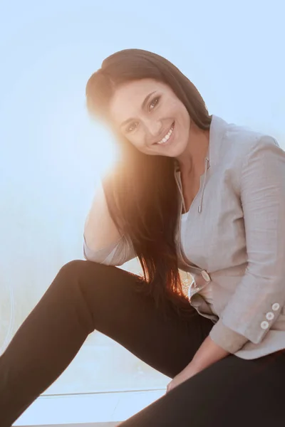 Primer plano. mujer joven y moderna sentada en el suelo . — Foto de Stock