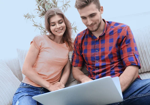 Glad modern par surfa på nätet och arbetar på laptop hemma — Stockfoto