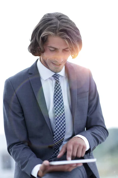 Primo piano .businessman con tablet digitale — Foto Stock