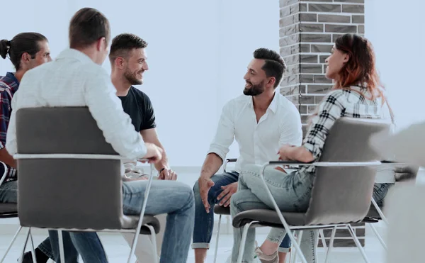 Miembros del equipo discuten en el taller — Foto de Stock