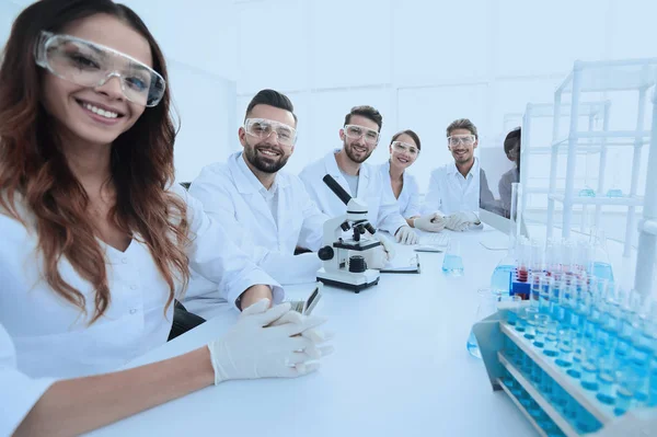 Grupo de jovens clínicos experimentação em laboratório de pesquisa — Fotografia de Stock