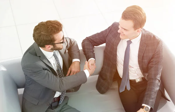 Närbild. Handshake finansiella partner — Stockfoto