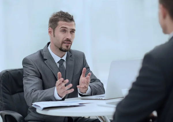 Close up.Manager e cliente discutono i termini del contratto in ufficio . — Foto Stock