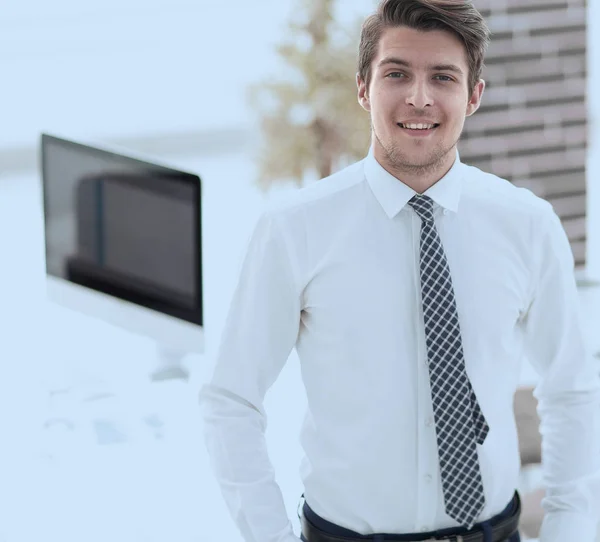 Zeker jonge zakenman op de achtergrond van office — Stockfoto