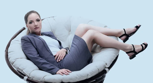 Mulher de negócios sentado em uma cadeira redonda rattan — Fotografia de Stock