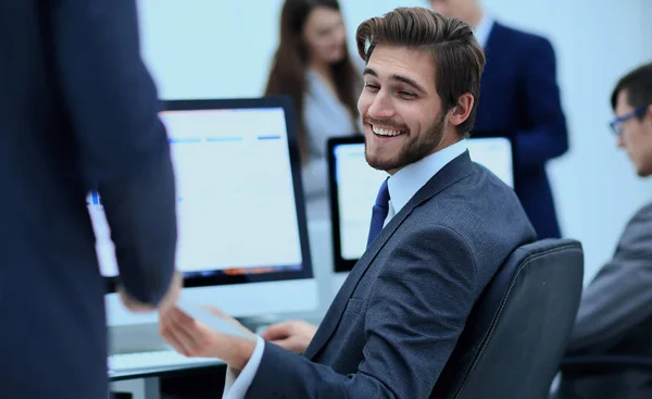 Homem de negócios trabalhando em um computador em relatórios de negócios — Fotografia de Stock