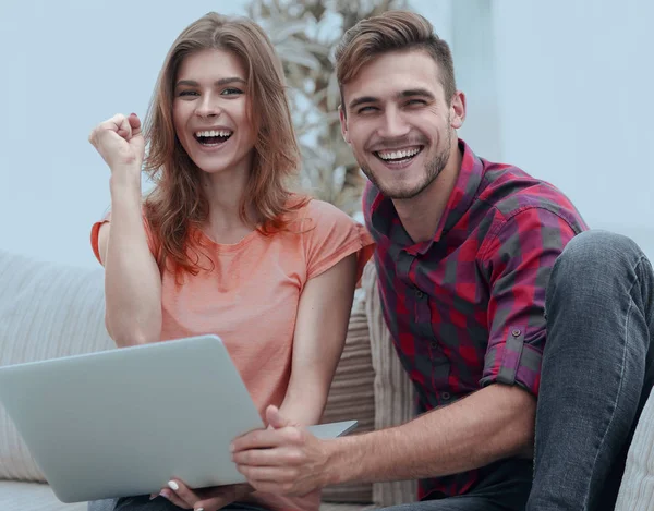 Jong koppel verheugt zich, zittend op de Bank voor de open — Stockfoto