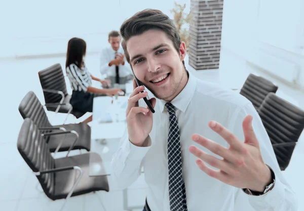 Closeup.businessman falando no smartphone — Fotografia de Stock