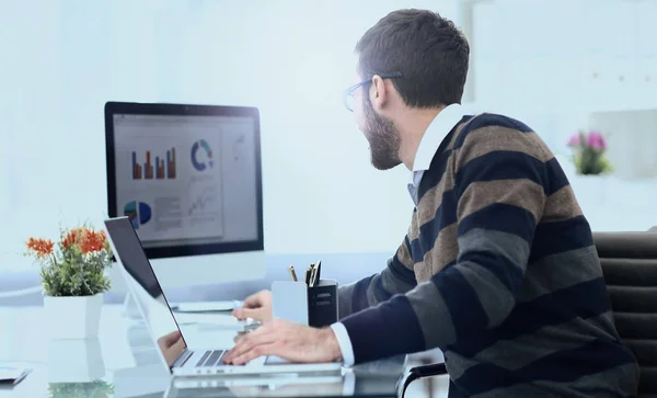 Hombre de negocios que trabaja con gráficos financieros —  Fotos de Stock