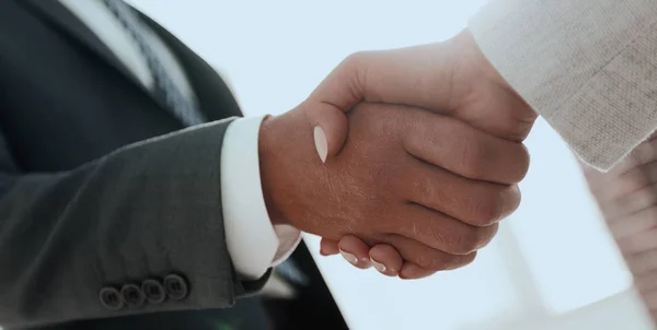 Empresário sorridente animado apertando a mão parceiro na reunião , — Fotografia de Stock