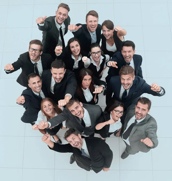 Concepto de éxito. equipo de negocios levantando las manos y mirando c — Foto de Stock