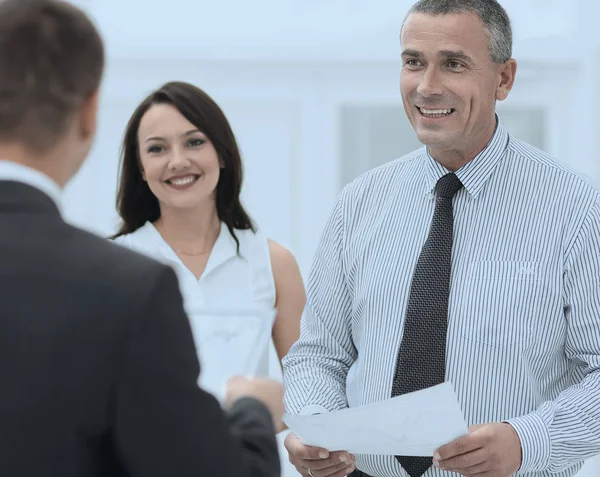 Gruppe von Geschäftsleuten diskutiert ein wichtiges Dokument. — Stockfoto