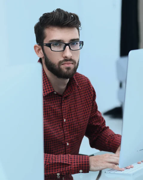 Zaměstnanec sedí v přední části monitoru počítače. — Stock fotografie