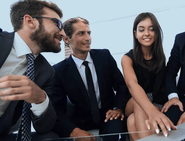 Closeup.business Team arbeitet am Laptop. — Stockfoto