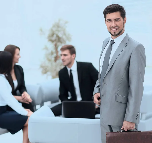 Впевнений бізнесмен з портфелем, що стоїть у вестибюлі — стокове фото