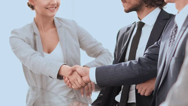 Stretta di mano donne d'affari con partner commerciale — Foto Stock