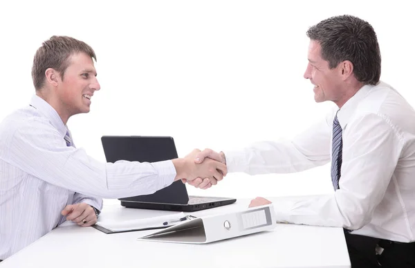 Geschäftsleute schütteln Hände, um einen Deal zu besiegeln — Stockfoto