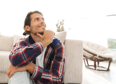 yeni bir daire içinde halı üzerinde mutlu bir adam Close-Up.