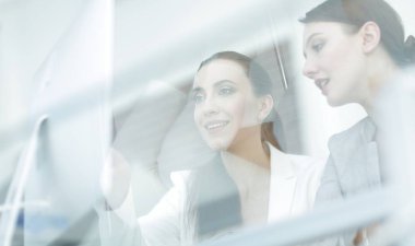 Masa başında oturan glass.business takım