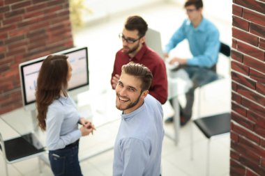 İş adamları modern o toplantıda, bir şey tartışmak