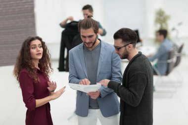 bir grup tasarımcı yeni önerileri tartışıyor