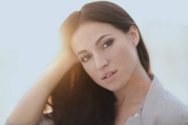 Sevimli genç bir kadın yüzü. yakın çekim