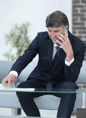 Bir akıllı telefon ile başarılı bir iş adamı Close-Up