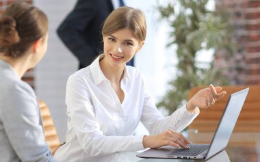 dizüstü bilgisayarda çalışan genç kadın Yöneticisi.